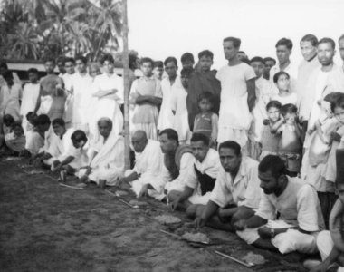 Harijanlar yemeklerini yiyorlar ve diğerleri onları Noakhali Doğu Bengal 'de izliyor, Kasım 1946, Hindistan  