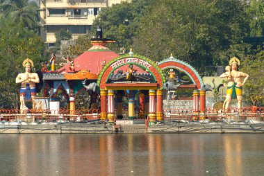 Renkli boyanmış Mahadeo Dhyan mandir, Lord Shiva meditasyon tapınağı Masunda Gölü ya da Talao Pali, Thane, Maharashtra, Hindistan 