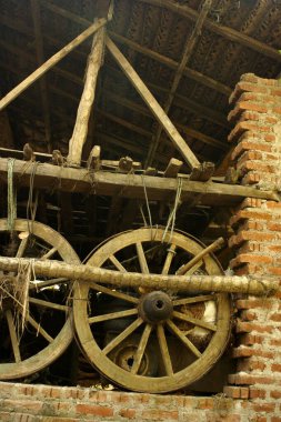 İki öküz arabası tekerleği; Murud Janjira sahili; Raigad bölgesi; Maharashtra; Hindistan