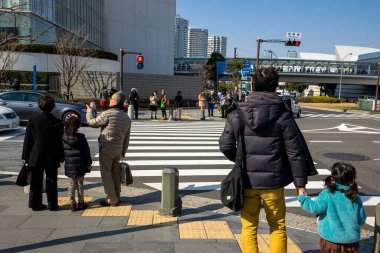 Zebra geçidindeki yayalar, Tokyo, Japonya 