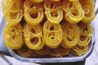 Hint usulü jalebi mercimek hamurundan yapılır.