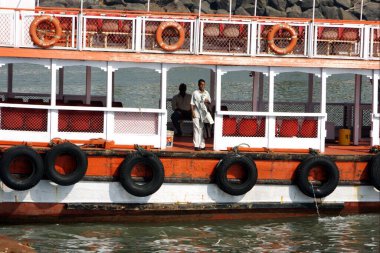 Bombay Mumbai, Maharashtra, Hindistan 'da Hindistan geçidinde bir feribotta Arap Denizi' nin tadını çıkaran bir adam.