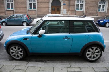 Münih, Almanya ve Avrupa 'da küçük mavi bir araba park etmiş. 