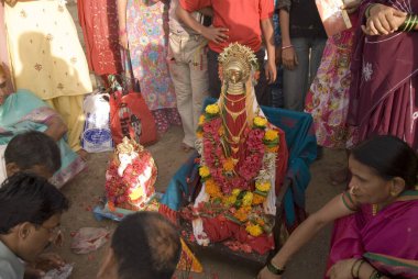 Ganesh Ganpati Festivali zamanında Mumbai, Bombay, Maharashtra, Hindistan 'da Gauri İdolü 