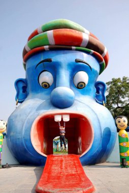 Hydrabad Andhra Pradesh Hindistan 'da büyük eğlenceli oyuncaklar sallayan çocuk.
