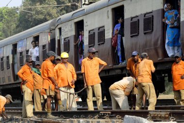 Yerel raydan çıktıktan sonra hasar gören demiryolu işçileri Bombay Mumbai, Maharashtra, Hindistan