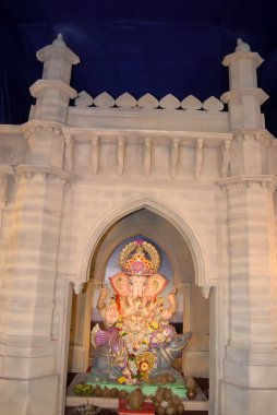 Ganesh 'in renkli putu, Hindistan' ın Kapısı 'nın kopyası, Ganapati festivaline tapan, Hindu fil tanrısı Pratiksha Nagar, Sion; Mumbai Bombay;