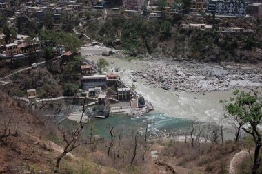 Uttarakhand Hindistan Asya 'daki Mandakini ve Alaknanda nehirlerinin birleşimi