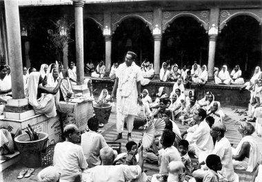 Dullar Mathura 'da, Uttar Pradesh' te, Hindistan 'da dini konuşmaları dinlemek için Ashram' da toplandılar.