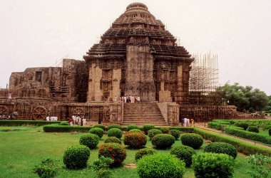 Orissa, Hindistan 'da yeşil bahçeli Konarak Güneş Tapınağı' nın giriş merdivenleri