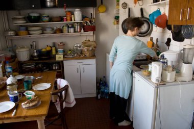 Mutfakta çalışan Fransız kadın; Paris; Fransa; Avrupa