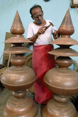 Gopura Kalasam 'ın Kumbakonam yakınlarındaki Swamimalai' de yaptığı pirinç tapınak; Tamil Nadu; Hindistan
