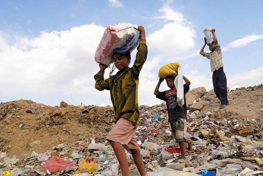 Çöplükte yük taşıyan paçavralar, Deonar, Bombay Mumbai, Maharashtra, Hindistan  