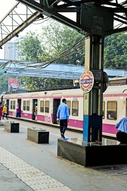 Mahim Kavşağı Tren İstasyonu Yolu, Mumbai, Maharashtra, Hindistan, Asya 