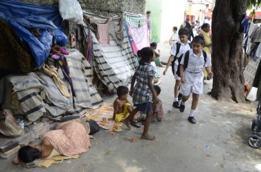 Asfalttaki çocuklar, Kolkata, Batı Bengal, Hindistan, Asya 