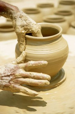 Çömlekçilik; geleneksel Hint kumbhar (çömlekçi) elleri Clay potuna şekil verir; uttar pradesh; Hindistan;