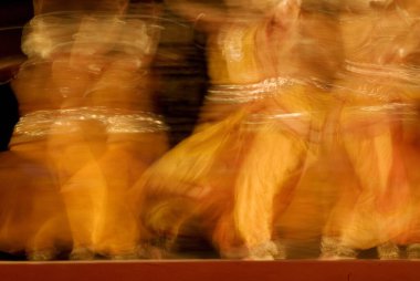 Bharatnatyam dansçıları Konarak, Orissa, Hindistan 'da yıllık performanslarında girdap oluşturuyorlar. 