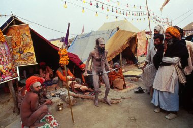 Naga Babdoing yoga yapıyor, Kumbh Fair, Haridwar, uttar pradesh, Hindistan 