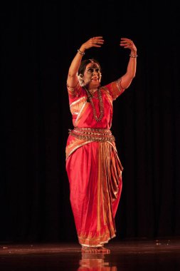 Hint klasik dansçısı, Sonal Mansingh, Odissi dans gösterisi, Mumbai, Maharashtra, Hindistan, Asya