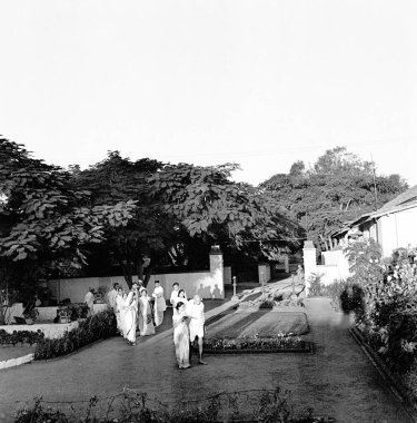Mahatma Gandhi, Abha Gandhi, Sushila Nayar tarafından desteklenen Mahatma Gandhi ve 1944 'te Pune' daki doğa tedavi kliniğinde yürüyen diğerleri. 