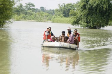Tekneyle seyahat eden köylüler; 2008 yılında Kosi nehri taşkını; Purniya bölgesi; Bihar; Hindistan