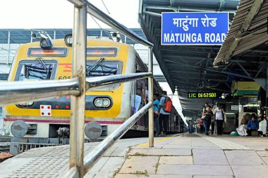 Matunga Road Railway Station, Mumbai, Maharashtra, India, Asia  clipart