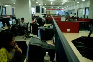 Hindistan 'ın Bombay Mumbai, Maharashtra, Hindistan' daki Multi Emtia Borsasında çalışan insanlar.  