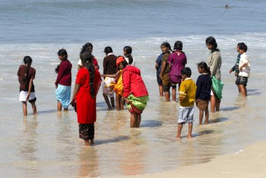 Renkli elbiseli okul çocukları Udupi Karnataka 'dan 4 kilometre uzakta Malpe Sahili' nde Arap denizinin tadını çıkarıyorlar. 