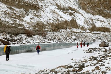 Donmuş nehirde yürüyen insanlar, chadar trek, ladakh, jammu ve kashmir, Hindistan, Asya