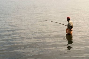 Alapuzha, Kerala, Hindistan 'ın durgun sularında balık tutmak 