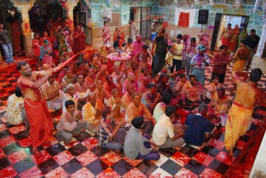 Rangpanchmi 'yi kutlayan rahip ve dindarlar Gangshyamji Tapınağı, Jodhpur, Rajasthan, Hindistan 