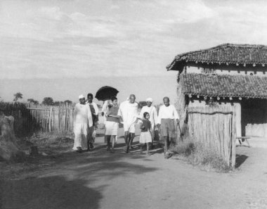 Mahatma Gandhi, Abha Gandhi şemsiyeli, JC Kumarappa r ve diğerleri Sevagram Ashram 'da, 1938 NO MR