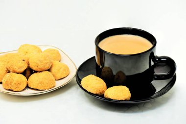 Sörf bisküvileri, sütlü sıcak çay. 