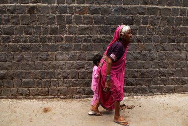 Kadın torunuyla yürüyor; Marathwada; Maharashtra; Hindistan