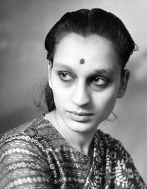 Saree Bindi 'deki Hintli kadın stüdyo fotoğrafında; Kulri; Mussoorie; Uttar Pradesh; Hindistan 1940' lar  