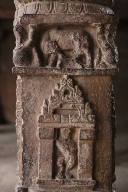 Kutub Minar kompleksindeki Quwwat-ul-Islam camiinin 1311 yılında inşa edilen Hint-Müslüman sanatı, Delhi sultanlığı, Delhi, Hindistan UNESCO Dünya Mirası Sitesi 'nin temel detayları.