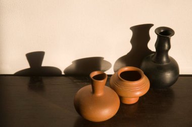 Masada farklı şekillerde toprak kaplar var.