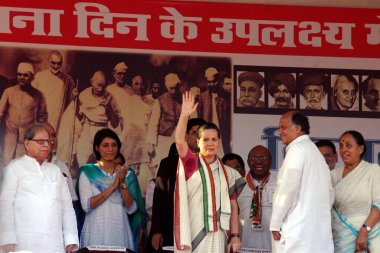 Sonia Gandi el sallıyor, Shivaji Park, Mumbai, Maharashtra, Hindistan, Asya 