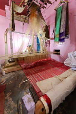 Varanasi yakınlarındaki Sarnath 'da Banarsi ipek dokuma tezgahı; Uttar Pradesh; Hindistan