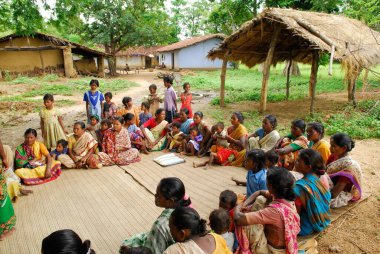 Gönüllüler tarafından eğitilmiş Ho kabilesi kadınları, Chakradharpur, Jharkhand, Hindistan  