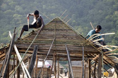 İşçiler, Rajahmundry ve Pradesh Hindistan 'da bambu kulübesi inşa ediyorlar.  