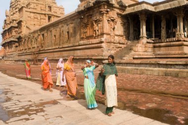 Raja Raja Chola 'nın Hindistan' ın Tamil Nadu şehrinde Thenjavur 'da Lord Shiva' ya ithaf ettiği 10. yüzyılda inşa ettiği Büyük Tapınak Kompleksi olarak da adlandırılan Brihadeshwara 'da yürüyen müritler. 