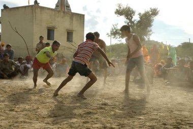 Hindistan, Rajasthan 'da Kabaddi Oynayan Genç Adamlar 