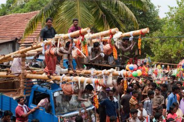 Thaipusam Festivali 'nde kancalarla asılarak yeminlerini yerine getirenler, Kerala, Hindistan    