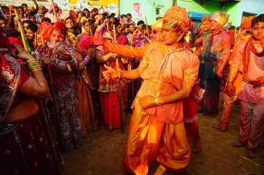 Erkekler dans ediyor, Lathmar Holi festivali, Mathura, Uttar Pradesh, Hindistan, Asya 