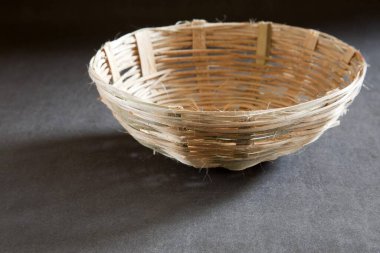 Koyu arkaplanda el yapımı kamış kasesi 