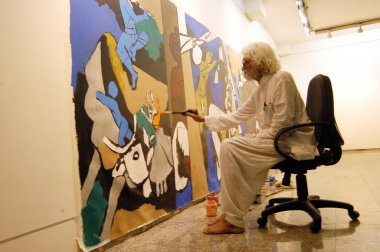 Ressam M F Hussain Bombay Mumbai, Maharashtra, Hindistan 'daki Pundole Sanat Galerisi' nde bir resim yapıyor. 