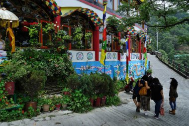 Selfie çeken turistler, Domas Inn restoranı, Landour, Mussoorie, Uttarakhand, Hindistan, Asya 