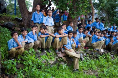 15 Ağustos 'ta Bağımsızlık Günü' nü kutlayan mavi gömlekli okul çocukları, Delwara Köyü, Udaipur, Rajasthan, Hindistan 