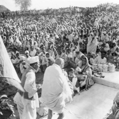 Mahatma Gandhi, 1945 'te Bengal' de bir toplu toplantıya katılıyor.   
